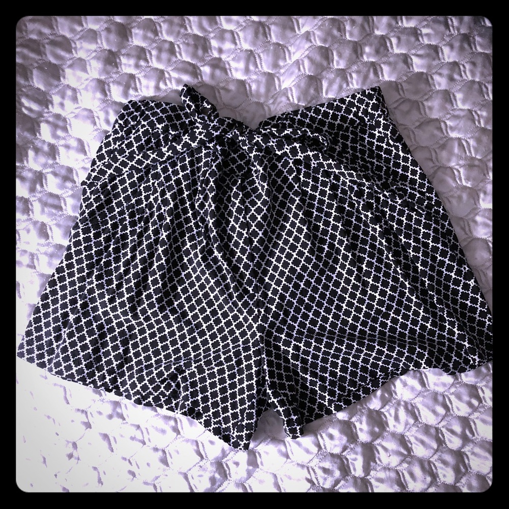 Maurice’s Quatrefoil Pattern Tie Belt Rayon Shorts